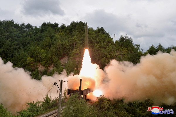 ▲▼北韓鐵路機動導彈團16日在火車上發射彈道飛彈，不同於以往試射彈道飛彈主要用輪式或履帶式發射車。（圖／路透）