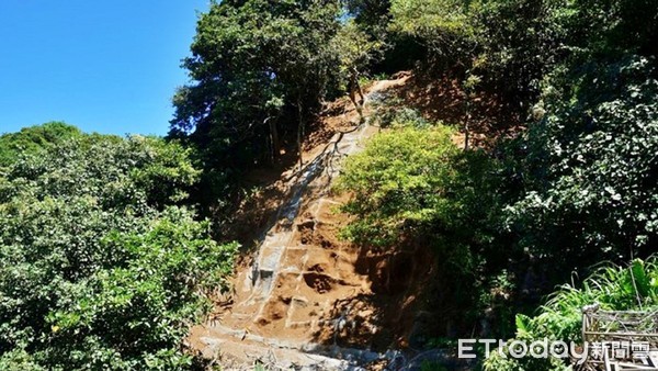 ▲金山磺港邊坡土石滑落坍塌裸露 新北災害復健工程穩固坡面。（圖／新北市農業局提供）