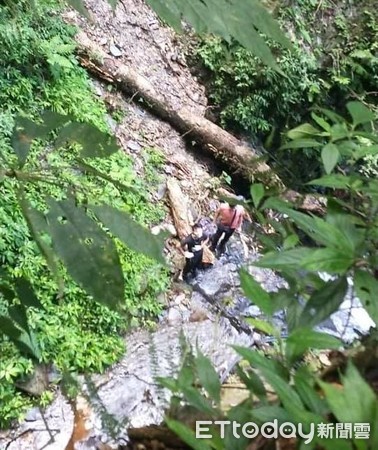 ▲遊客跌落山谷，警消合力救援。（圖／記者高堂堯翻攝）