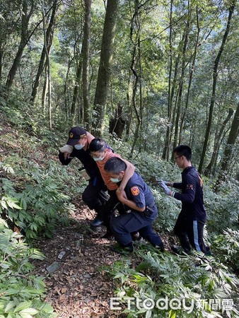 ▲遊客跌落山谷，警消合力救援。（圖／記者高堂堯翻攝）