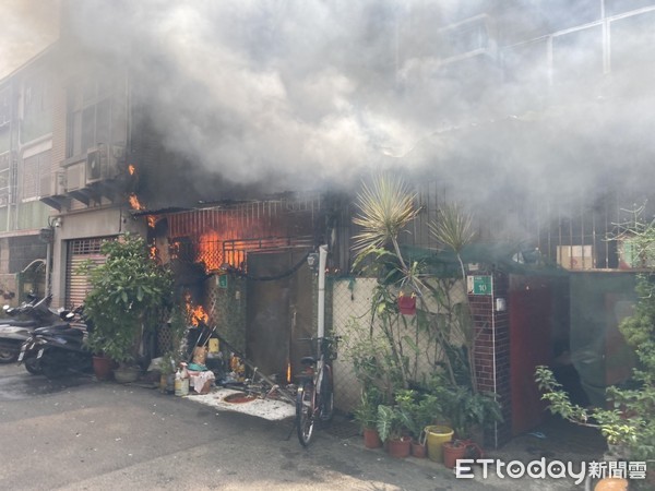 ▲台南市中西區武聖路69巷71弄內1間民宅，21日近中午發生火警，現場1樓冒出火舌與濃煙，消防人員正全力搶救中。（圖／記者林悅翻攝，下同）