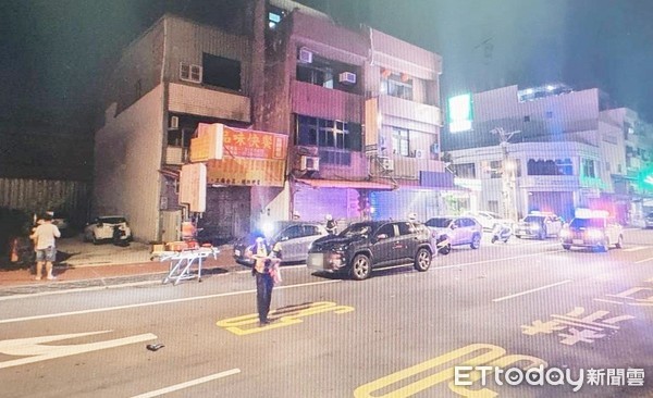 ▲桃園市蘆竹區20日深夜，1輛豐田轎車失控撞上路旁自行車，警方人員在現場處理。（圖／記者沈繼昌翻攝）