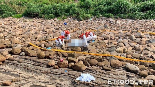 ▲貢寮海岸男浮屍卡礁岩 穿潛水衣「頭部發黑」身分待查。（圖／記者郭世賢翻攝）