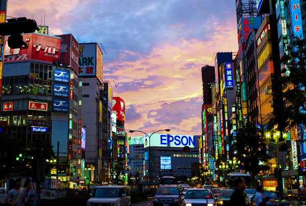 東京新宿街頭（圖／取自維基百科)