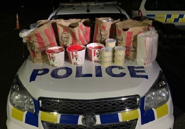 ▲▼紐西蘭男子車內載「大量肯德基」被捕。（圖／翻攝自Facebook／NZ Police Association）