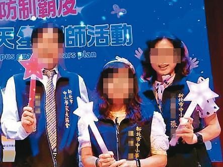 張女（右）時常接受學校表揚或參與校務活動，在地方教育圈內相當活躍。