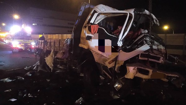 ▲▼國道1豐原段北上，一輛肥料車爆胎翻覆，回堵2.5個小時，駕駛搶救不治。（圖／國道警方提供）