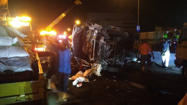 ▲▼國道1豐原段北上，一輛肥料車爆胎翻覆，回堵2.5個小時，駕駛搶救不治。（圖／國道警方提供）