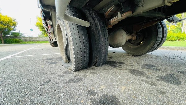 ▲▼國道1豐原段北上，一輛肥料車爆胎翻覆，回堵2.5個小時，駕駛搶救不治。（圖／國道警方提供）