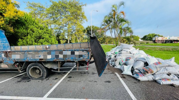 ▲▼國道1豐原段北上，一輛肥料車爆胎翻覆，回堵2.5個小時，駕駛搶救不治。（圖／國道警方提供）