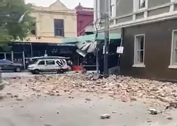▲▼澳洲規模5.6地震狂晃20秒　馬路滿地破碎瓦礫。（圖／翻攝自推特）