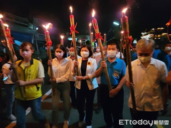 ▲今年擷取澹仔火迎暗景向天祈福、家園巡守團結的意象，帶出中秋節詔安客庄的特殊節慶氣息。（圖／記者蔡佩旻翻攝）