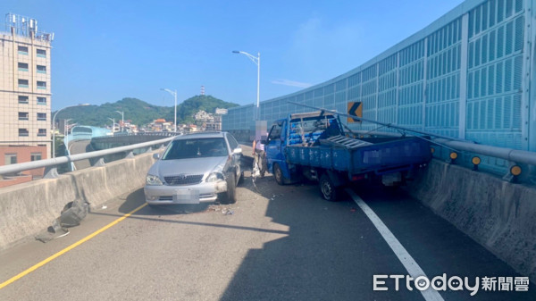 ▲▼基隆西岸高架橋21日上午發生一起對撞車禍。（圖／記者郭世賢翻攝）