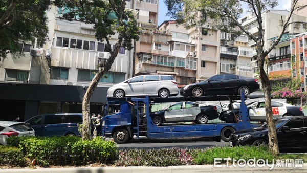 ▲▼台北市士林區中山北路七段，一名男子被一輛載運車輛拖車壓在車底。（圖／記者黃彥傑攝）