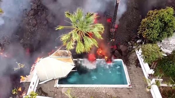 ▲▼西班牙加納利群島的拉帕馬島（La Palma）火山爆發，熔岩吞沒游泳池。（圖／翻攝YouTube／Guardian News）
