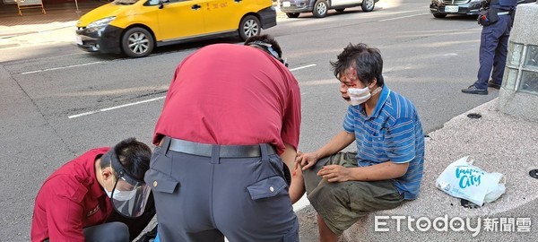 ▲▼吳姓駕駛無辜撞上違規穿越車道的黃姓行人。（圖／記者邱中岳翻攝）