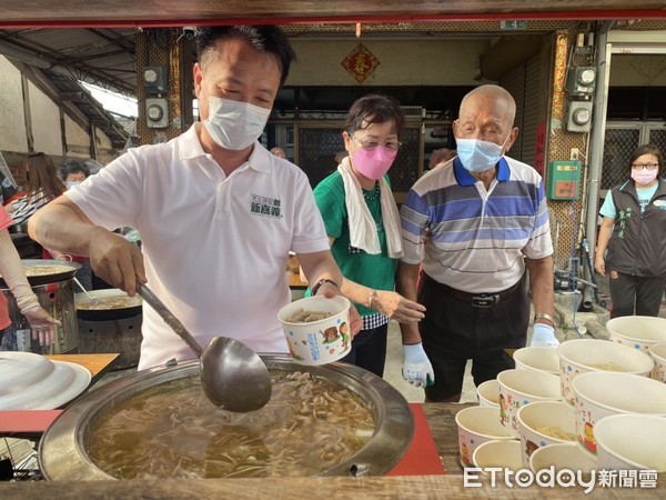 ▲▼愛心業者打造行動餐車送餐嘉義偏鄉長者。（圖／記者翁伊森翻攝）