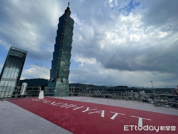 ▲台北君悅酒店今（22日）首度公開「頂樓停機坪」。（圖／記者彭懷玉攝）