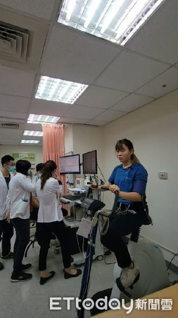▲醫療團隊為田曉雯做心肺功能測試。（圖／高醫提供）