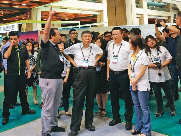 雷虎的無人機技術性能優異，不但吸引台北市長柯文哲（左前2）等名人參訪，更一舉奪下中華電信5,000萬的訂單。（翻攝自雷虎科技臉書）
