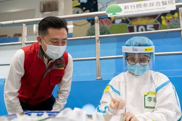 ▲新竹市長林智堅今前往香山高中關心學生施打疫苗情形。（圖／新竹市政府提供）