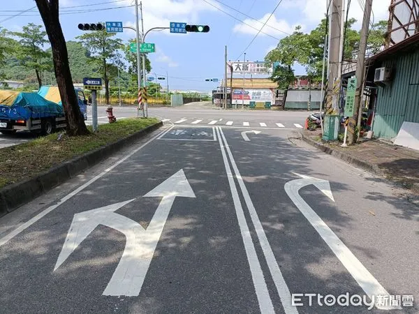 ▲▼高雄市交通局增加轉彎線及槽化線引導車輛轉彎進入正確車道。（圖／高雄市交通局提供）