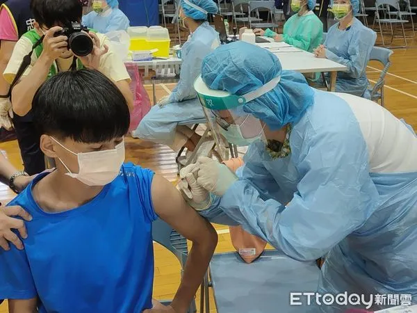 ▲台中10所高中今日開打BNT，中午前130人打完請疫苗假返家。（圖／記者游瓊華攝）