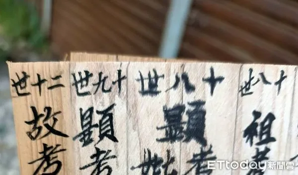 ▲彰化溪湖鎮大突里長發現一卡藍色皮箱。（圖／讀者提供）
