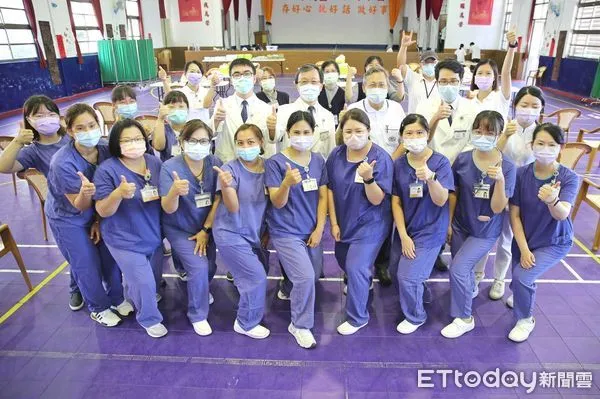 ▲▼花蓮慈濟醫院團隊來到首站四維高中，為近千名學生進行疫苗注射。(圖／慈濟醫學中心提供，下同）