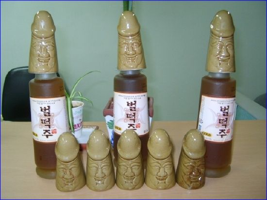 ▲▼南韓境內休息站常見的「升旗酒」，據稱可治療男性陽痿。（圖／翻攝自韓網）