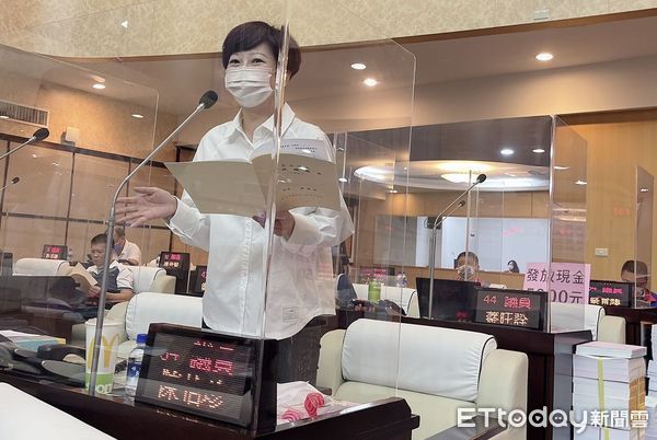 ▲台南市議員陳怡珍指控，市府涉嫌洩露民眾個資，由不相干的人電話通知長者施打疫苗。（圖／記者林悅翻攝，下同）