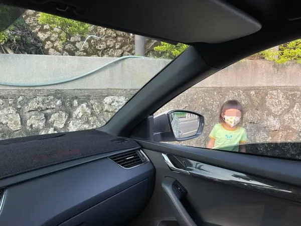 ▲有媽媽請女兒幫忙指揮停車，結果下場超悲劇。（圖／翻攝自臉書）