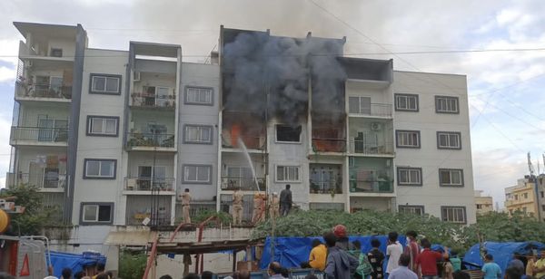 ▲印度一處民宅發生火警，一名女子在鄰居眼前被大火吞噬。（圖／翻攝自推特）