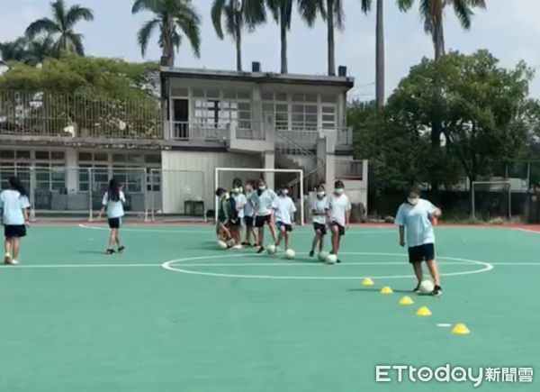 ▲雲林縣混齡女子足球隊，首度進軍全國運動會，卻因家長擔心疫情及隊員都未接種疫苗棄賽，忍痛放棄孩子的參賽權，球員們互相打氣「相約兩年後再來！」。（圖／記者蔡佩旻翻攝）