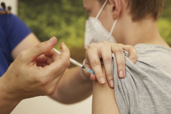 ▲▼ 德國一名醫師為男孩接種疫苗。（圖／達志影像／美聯社）