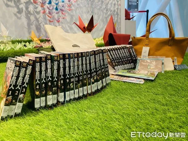 ▲▼捷運圖書館上架整套《進擊的巨人》漫畫。（圖／高雄市文化局提供）