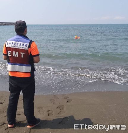 ▲台南市消防局人員，以今年度新裝備「遙控式動力救生圈」下水馳援，順利救援民眾並帶往岸上。（圖／記者林悅翻攝，下同）