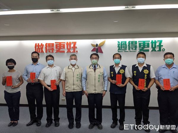 ▲台南市長黃偉哲，公開表揚善化、歸仁、麻豆、第二等分局、刑警大隊偵一隊及偵五隊等績優單位，並頒發獎勵金。（圖／記者林悅翻攝，下同）