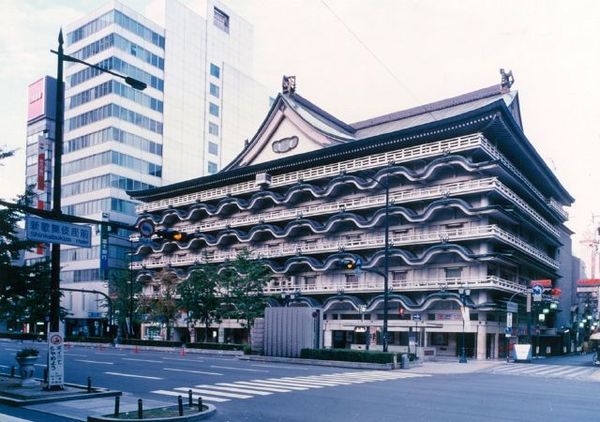 ▲日本建築大師村野藤吾 1958 年完成的「大阪新歌舞伎座」。（圖／翻攝Shin Kabukiza Ron Co., Ltd.）