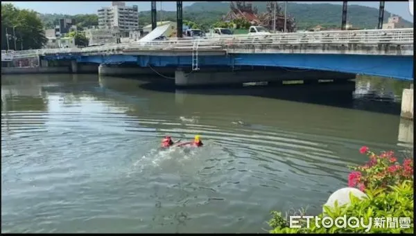 ▲高雄市愛河靠近連鎖賣場的流域，發現一名女子落水，救起後已無生命跡象             。（圖／記者吳奕靖翻攝）