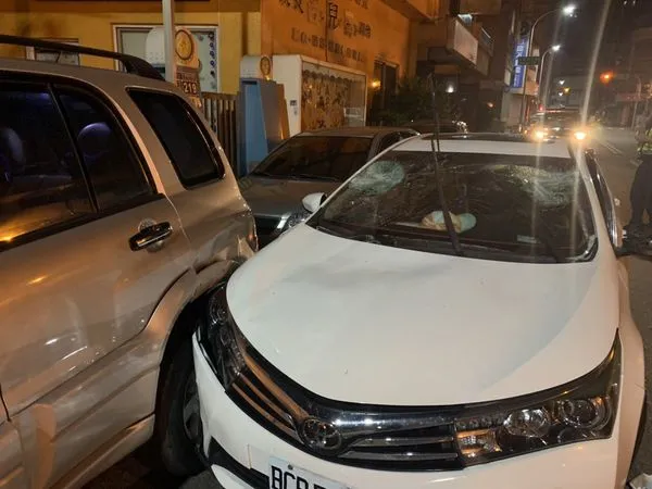 ▲▼台中2車午夜街頭狂飆尋仇追逐，其中白色車撞毀路邊無辜3車後，車窗還被砸破。（圖／民眾提供）