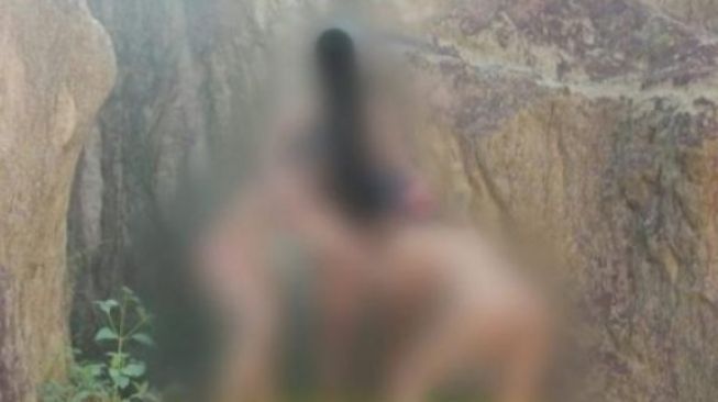 ▲▼ 印尼旅遊景點有2女1男裸露拍攝。（圖／翻攝自推特）