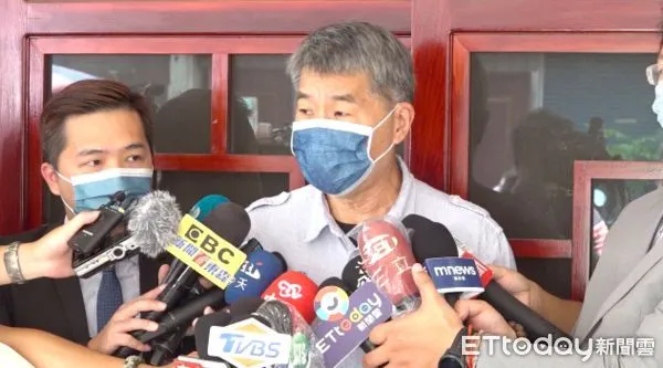 ▲▼張亞中完成投票。（圖／記者張榮恩攝）