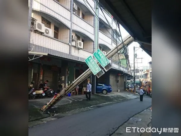 ▲▼大寮區潮龍路101巷電線桿疑遭車撞歪。（圖／翻攝自fb／大寮五四三開講吶喊專用）