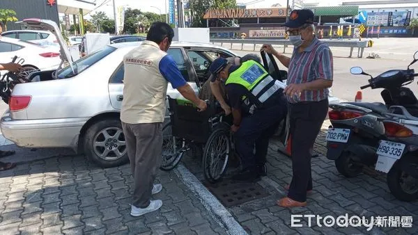 ▲東港警分局東港派出所巡佐蘇大智主動攙扶下車長輩下車至施打站打疫苗             。（圖／記者陳崑福翻攝，以下同）