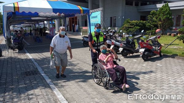 ▲東港警分局東港派出所巡佐蘇大智主動攙扶下車長輩下車至施打站打疫苗             。（圖／記者陳崑福翻攝，以下同）