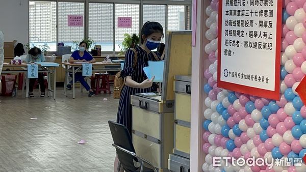 ▲▼「韓家軍女神」李明璇至三民區黨部投票。（圖／記者吳世龍攝）