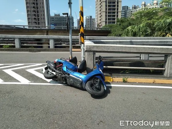 ▲▼騎士重新橋自撞車禍。（圖／記者陳雕文翻攝）