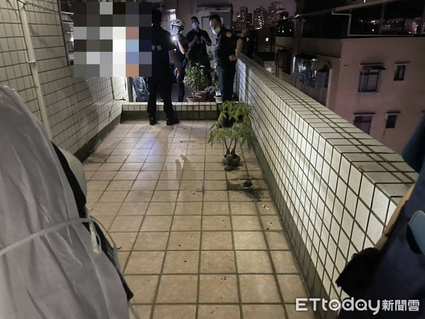 ▲▼新莊夫妻爭吵聲過大，鄰居不滿持鐮刀上樓揮砍。（圖／記者陳雕文翻攝）