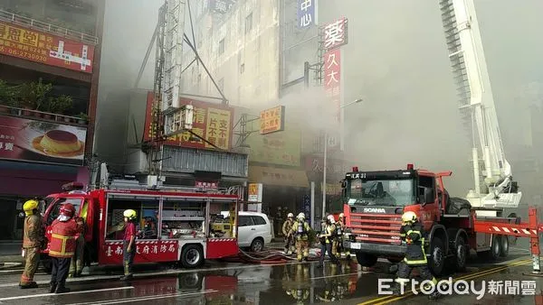 ▲台南市永康區大灣路一處3樓連棟式建物，25日下午傳出火警，濃煙很大消防局馬上出動各式車輛17車36人前往搶救，並升起雲梯車射水滅火。（圖／記者林悅翻攝，下同）